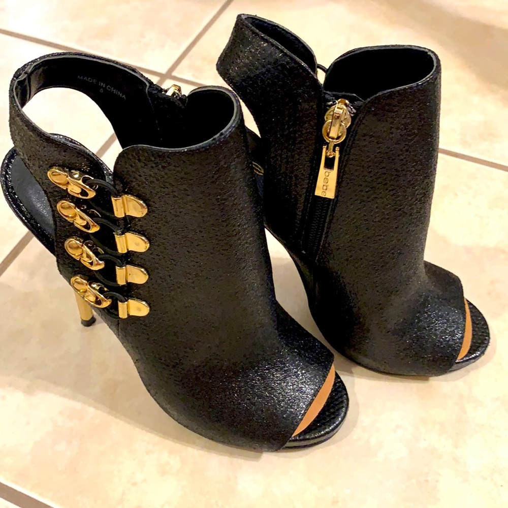 4” jerks Black opened toes soft leather booties.
